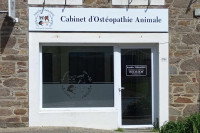 La devanture d'un cabinet d'ostéopathie animale