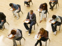 Une photo de candidats dans une salle d'examen prise de haut