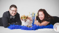 Un couple pose avec son chat Oriental