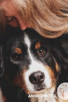 Une femme pose son menton sur la tête de son chien