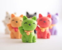Maneki Neko de différentes couleurs ayant chacun une signification particulière