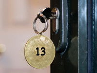 Une clé portant le numéro 13 insérée dans la serrure d'une porte