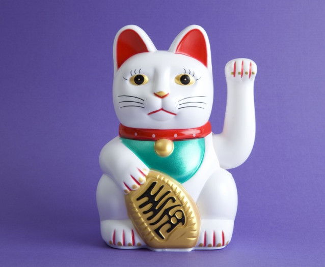Une statue de Maneki-neko, le chat porte bonheur