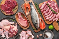 Des poissons et des viandes riches en protéines sur une table