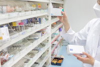 Une femme examine des médicaments dans une pharmacie