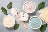 Trois petits bols contenant des argiles différentes