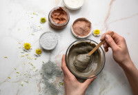 Une personne prépare de la pâte d'argile