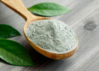 De la poudre d'argile verte dans une cuillère