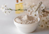 De la poudre d'argile blanche dans un bol en céramique