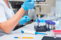 Une femme fait des tests génétiques en laboratoire