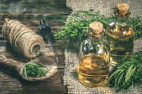 Deux flacons d'huile de CBD posés sur une table en bois