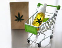 Un caddie miniature avec de l'huile de CBD et du cannabis