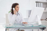 Une vétérinaire répond aux téléphones pour les urgences