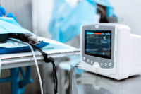 Un service d'urgence vétérinaire avec un moniteur cardiaque