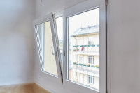 Une fenêtre oscillo-battante dans un salon