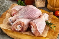 Des cuisses de poulet sur une planche de bois