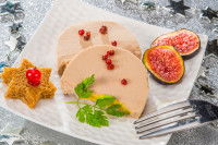 Des tranches de foie gras dans une assiette