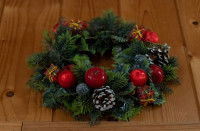 Une couronne de houx sur une table en bois