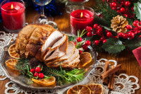 Un repas de Noël sur une table en bois