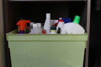 Des produits ménagers stockés dans un bac en sécurité