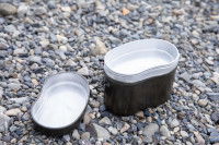 Une gamelle posée sur une plage