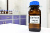 Un flacon d'éthylène glycol posé sur une table