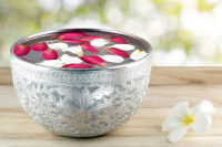 Des pétales de fleurs dans un bol