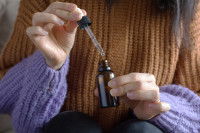 Une femme prend des fleurs de Bach