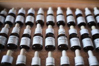 Des flacons pipettes de fleurs de Bach