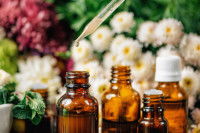 Une pipette remplie d'un elixir de fleurs de Bach