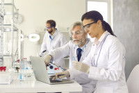 Des scientifiques font des études et des analyses