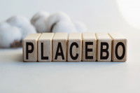 Des cubes sur lesquels est écrit le mot placebo