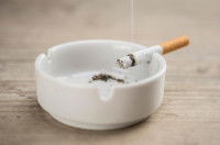 Un cendrier avec une cigarette