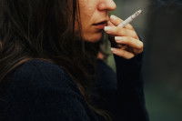 Une femme en train de fumer une cigarette