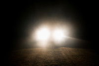 Les phares d'une voiture dans la nuit