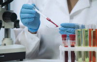 Un laborantin fait des tests avec du sang