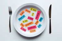 Des couverts et une assiette contenant des additifs alimentaires