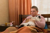 Un maitre tient son chat dans ses bras