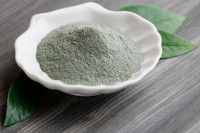 Un bol contenant de la poudre d'argile posé sur une table