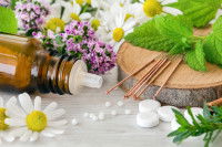Des produits utilisés en naturopathie posés sur une table