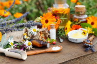 Des fleurs et produits utilisés pour des soins naturels