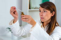 Une femme naturopathe prépare un remède naturel