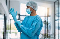 Une femme chirurgien se prépare pour une opération