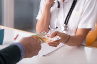 Un homme donne de l'argent à un vétérinaire