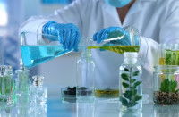Une laborantine prépare un remède à base de plantes