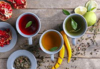 Des tasses contenant des tisanes et infusions