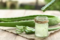 Une préparation de gel d'aloe vera dans un flacon