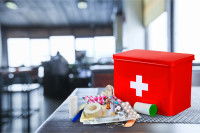 Une trousse de secours posée sur une table