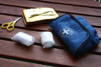 Une trousse de secours sur une table en bois