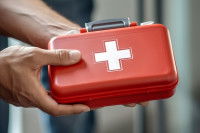 Une femme tient un kit de premiers secours dans ses mains